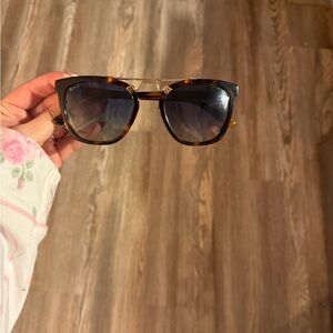 Elegant Tortoise Shell Sunglasses